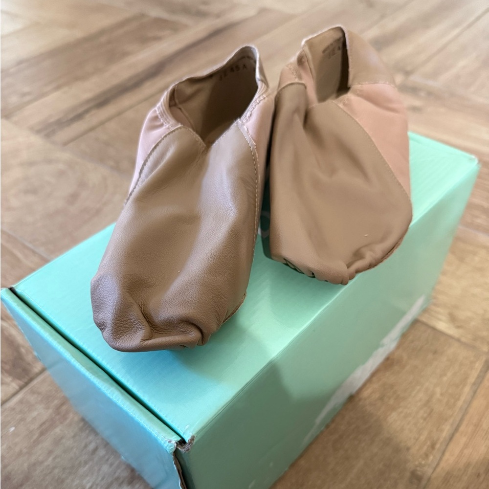 So Danca Jazz shoes.    Brand new in box